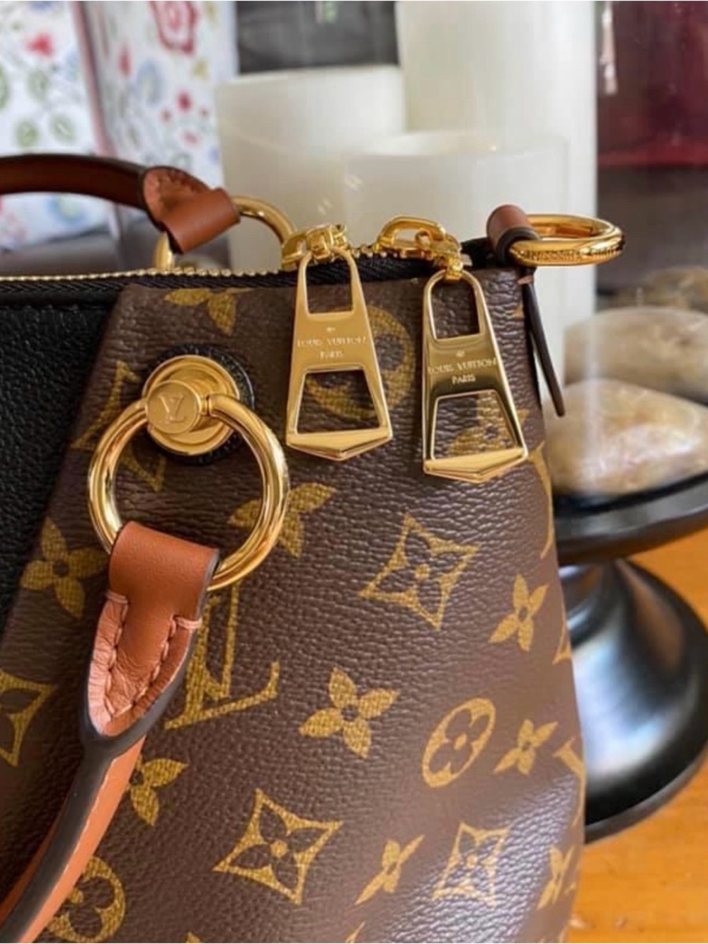 Louis Vuitton V Tote Monogram Top-Handle Satchel Tote Bag - Picture 3 of 9